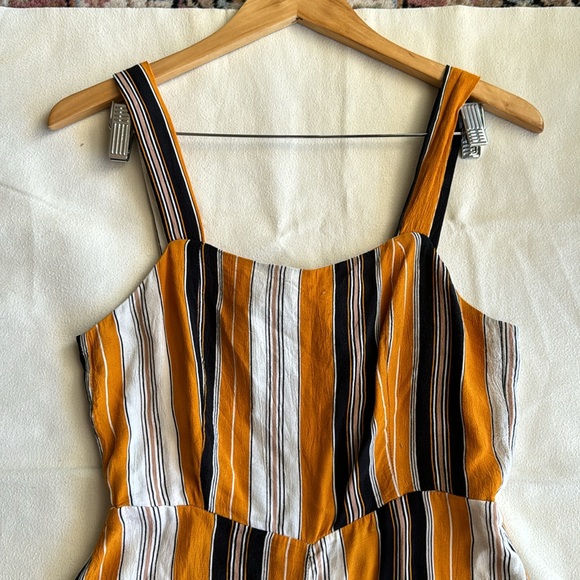 Contemporary Yellow Striped Wide Leg Cropped Jumpsuit Petite Size 6 - Picture 3 of 6